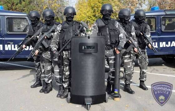 Шест лица уапсени во Скопје под сомнение за тероризам, пронајдени снајперски пушки и знамиња на ИСИС